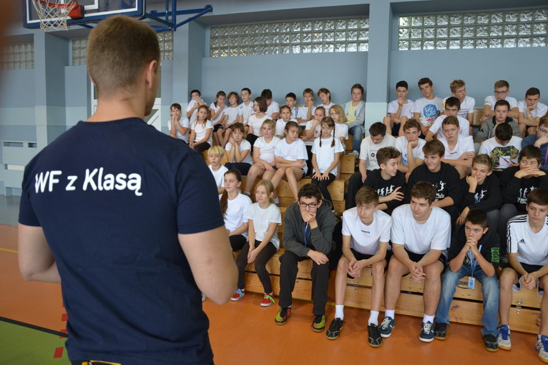 Uczniowie siedzący na trybunach