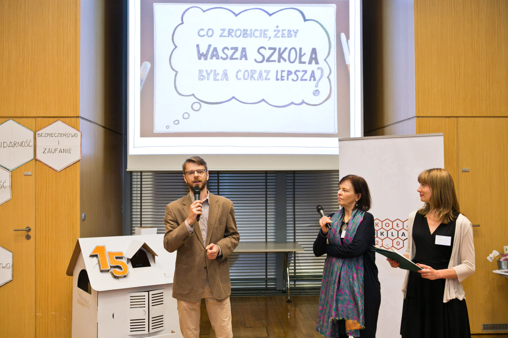 Goście zabierają głos podczas rozpoczęcia festiwalu