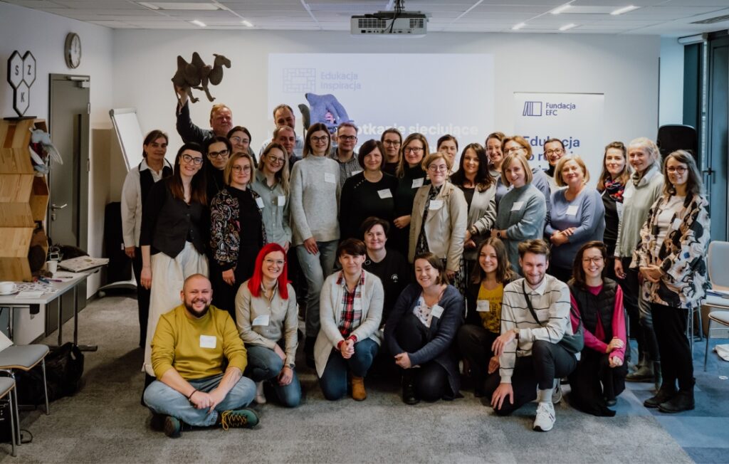 Spotkanie sieciujące - grupa nauczycieli i nauczycielek podczas spotkań programu Edukacja Inspiracja