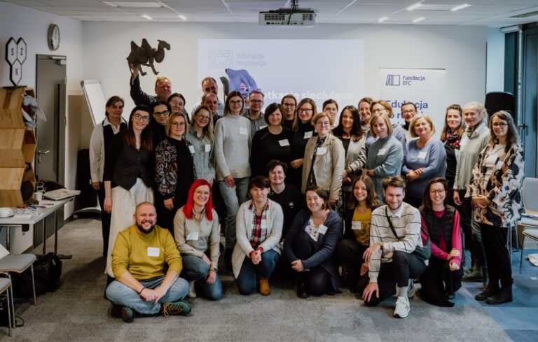 Spotkanie sieciujące - grupa nauczycieli i nauczycielek podczas spotkań programu Edukacja Inspiracja