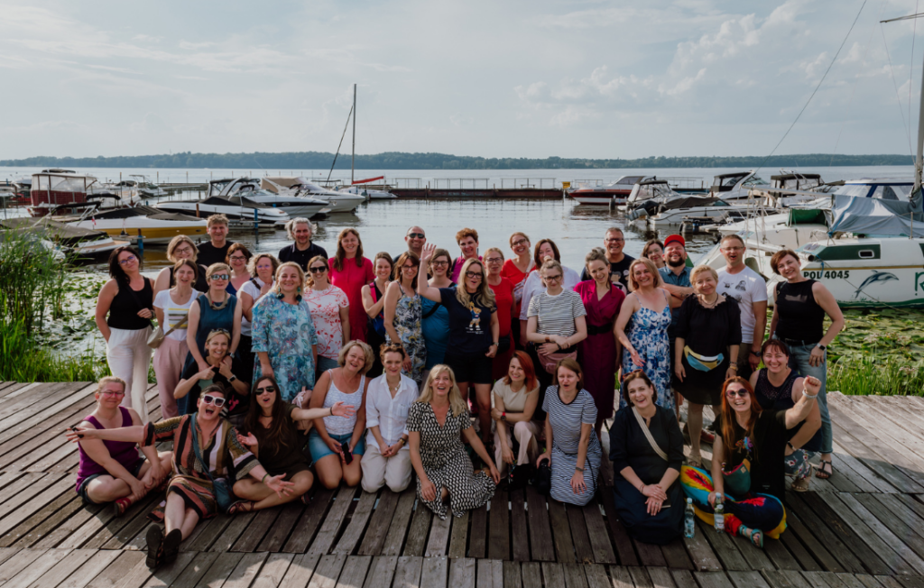 Uczestnicy zjazdu Fundacji pozujący w grupie do zdjęcia na pomoście