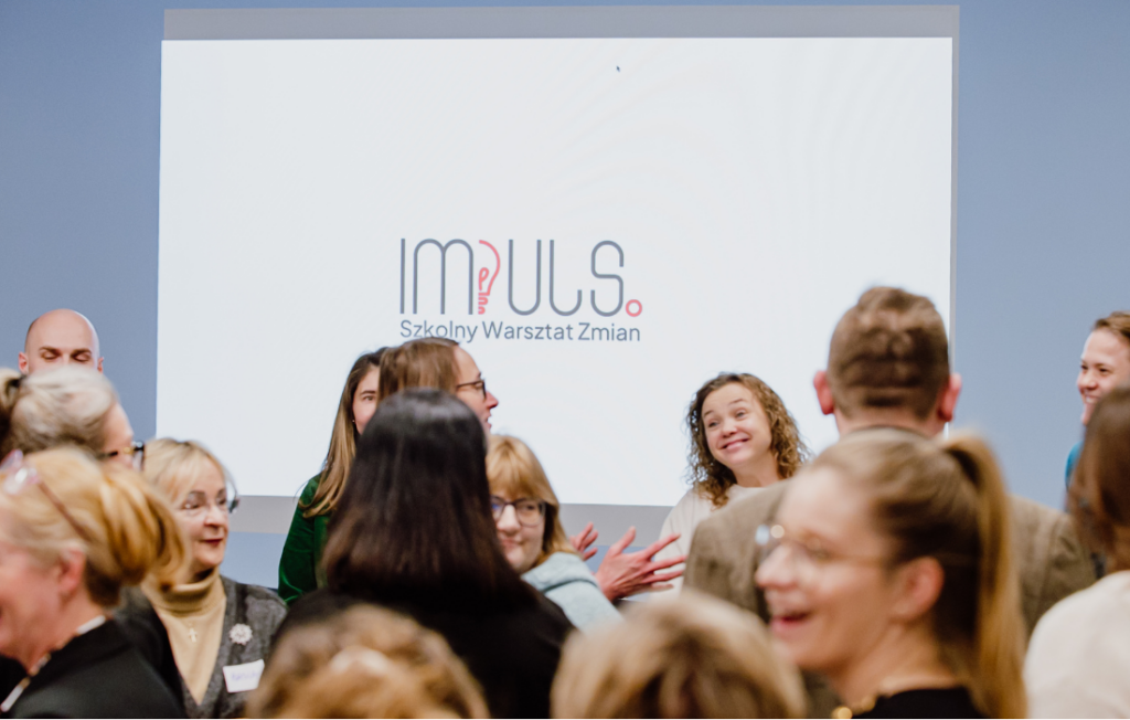 grupa ludzi podczas warsztatów programu Impuls Szkolny Warsztat Zmian