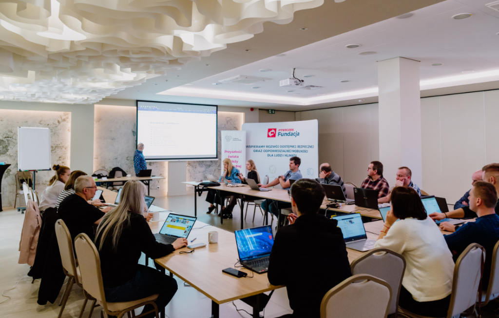 grupa nauczycieli podczas szkolenia pracuje projektowo z trenerem