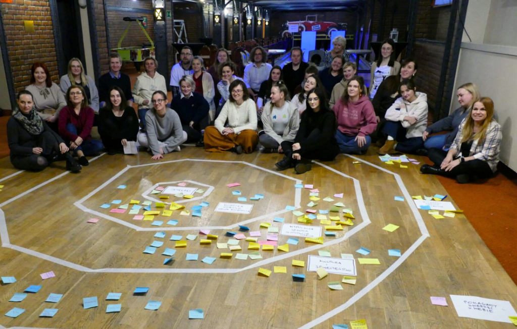 grupa uczestników siedząca w sali podczas szkolenia kurs na odporność